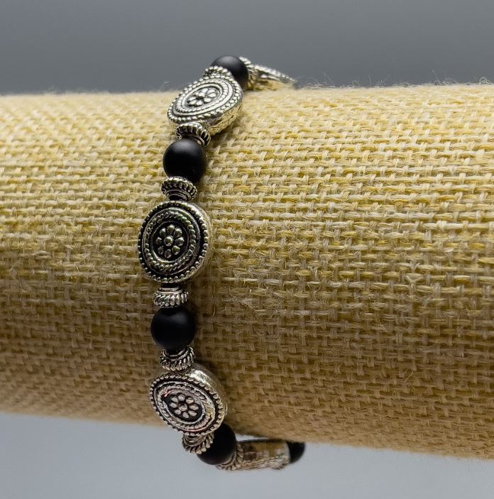 Brățară din șungit mat (artificial) cu mărgele netede, diametrul 6 mm +/-, lungime 18 cm (elastic), cu inserții argintii, diametrul 11×4 mm