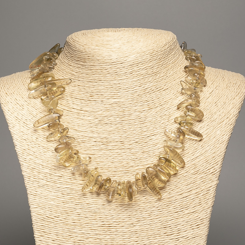 Șirag din cuarț roșu-vin, fragmente în formă de ac, diametrul 20x7 mm, lungime 48 cm +