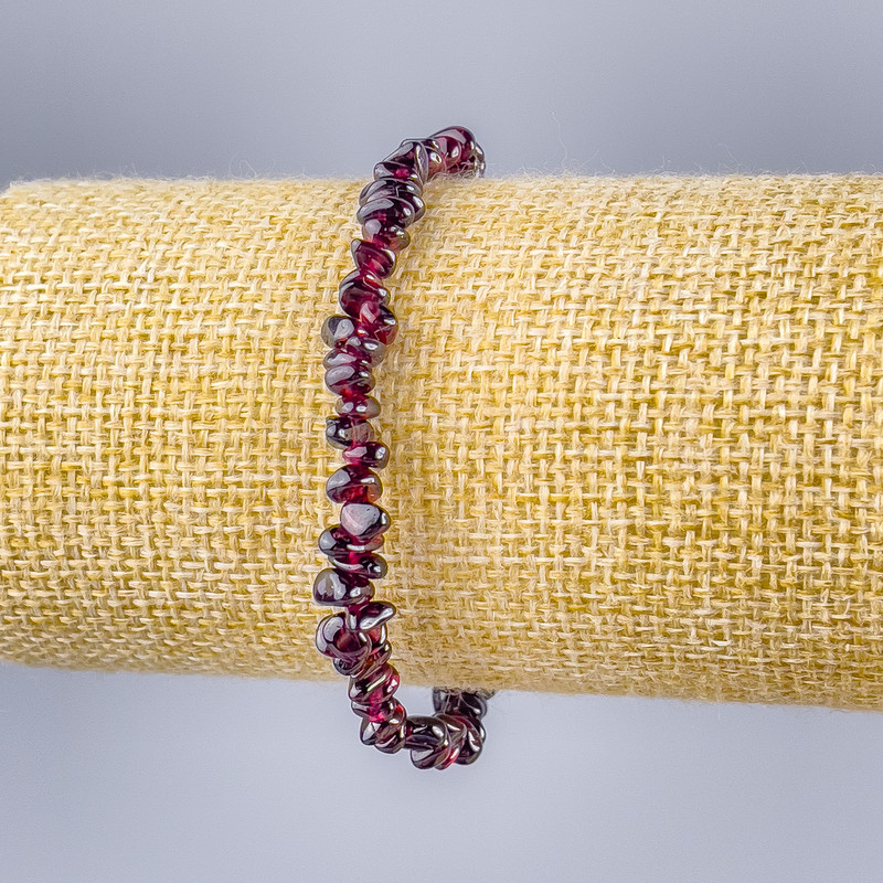 Brățară din granat natural, fragmente mici, diametrul 6x2 mm (aproximativ), lungime 18 cm (pe elastic)