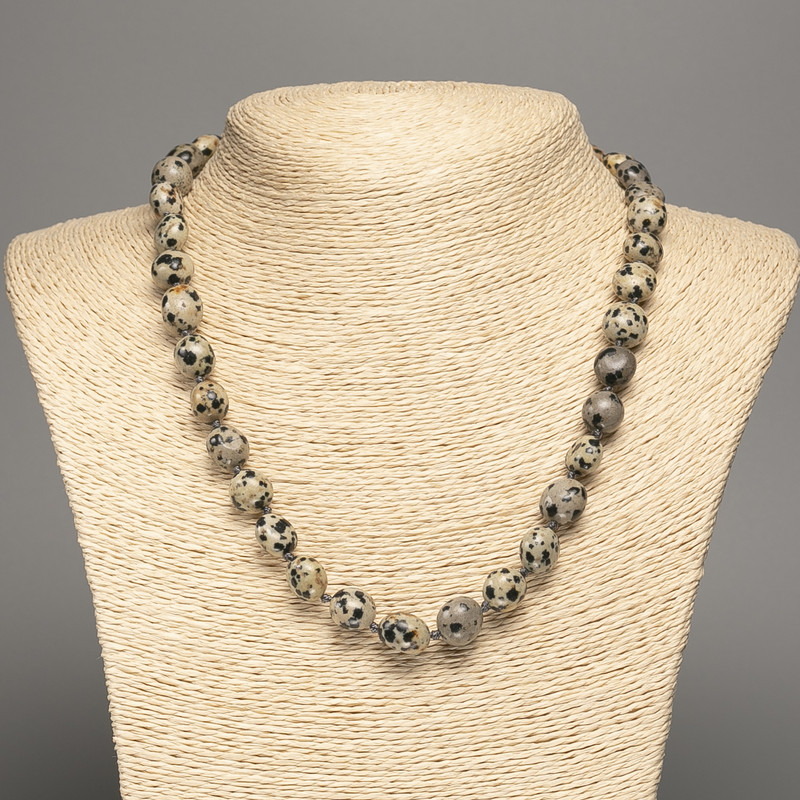Colier din jasper dalmațian, cu fațetare rotundă, diametrul 10–11 mm, lungime 48 cm +