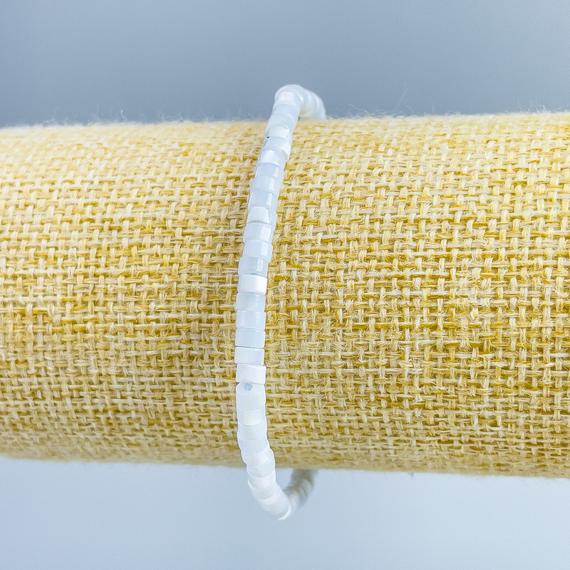 Brățară din sidef tonat, albastru deschis, discuri, diametrul 4×2 mm, lungime 18 cm (elastic)