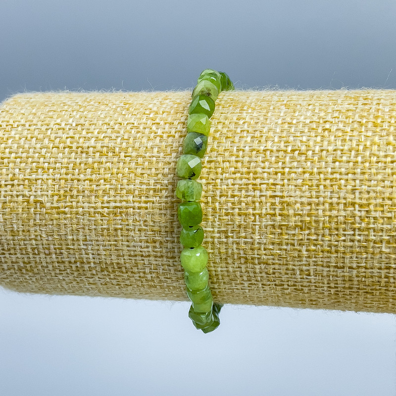 Brățară din jadeit canadian, piatră naturală, cub fațetat, dimensiune aproximativ 5x5 mm, lungime 18 cm (elastic)