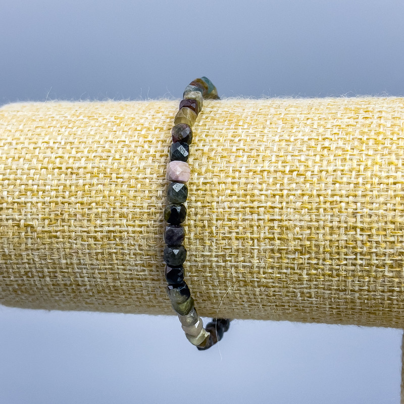 Brățară cu turmalin, piatră naturală, cuburi facetate, diametrul 4×4 mm, lungime 18 cm (pe elastic)