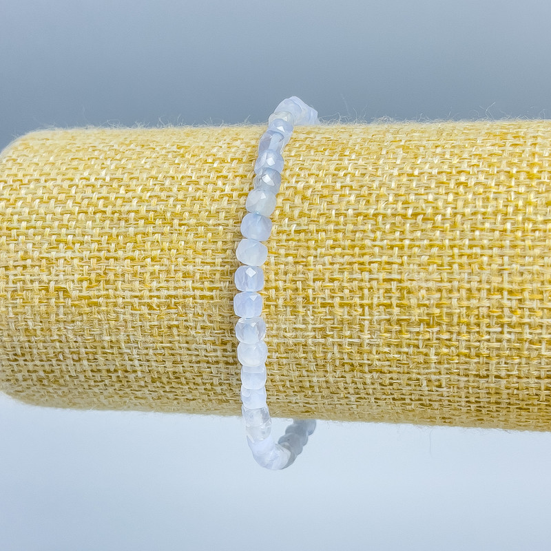 Brățară din agat albastru (chalcedon albastru), cu cuburi tăiate, diametrul 4x4 mm, lungime 18 cm (pe elastic)