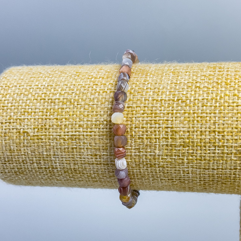 Brățară cu agat Botswana, piatră naturală, cuburi facetate, diametrul 4x4 mm, lungime 18 cm (elastic)