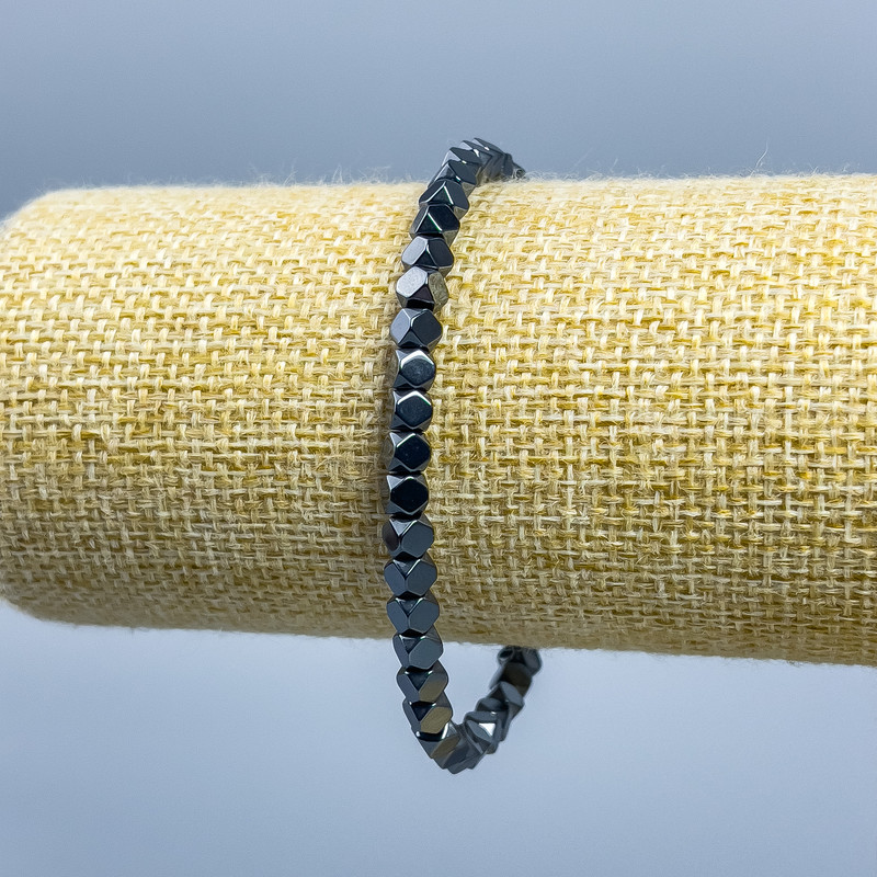 Brățară din hematit cu formă poligonală, diametrul 4x4 mm, lungime 18 cm (elastică)