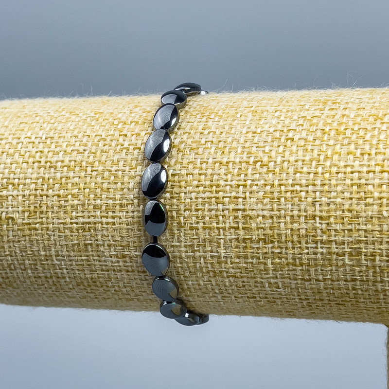 Brățară din hematit, ovală, diametrul 8×6×3 mm, lungime 18 cm (elastică)
