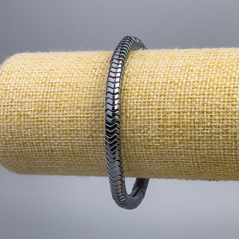 Brățară din hematit cu zigzag, diametrul 6x2 mm, lungime 18 cm (extensibil)