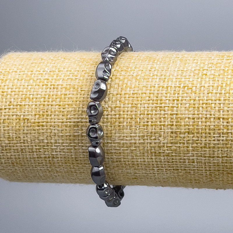Brățară hematit cu craniu, diametru 6x8x6 mm, lungime 18 cm (elastică)