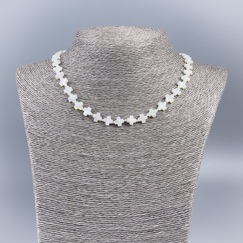 Colier din sidef alb natural în formă de cruciulițe, diametrul aproximativ 8×8×3 mm, lungime 50 cm