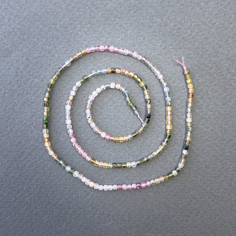 Mărgele turmalin, pe șnur, asortiment de pietre naturale, formă cubică, diametru 2×2 mm, lungime 40 cm