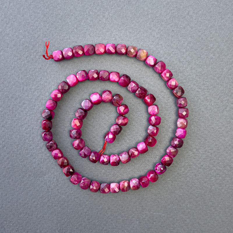 Mărgele din ochiul de tigru rubiniu tonat, piatră naturală, tăiate cub, diametrul 5×5 mm, lungime 39 cm, pe fir