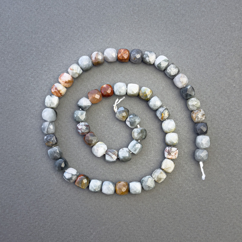 Mărgele asortate din piatră naturală, cuburi fațetate, diametrul 7×7 mm ±, lungimea 39 cm ± pe șnur