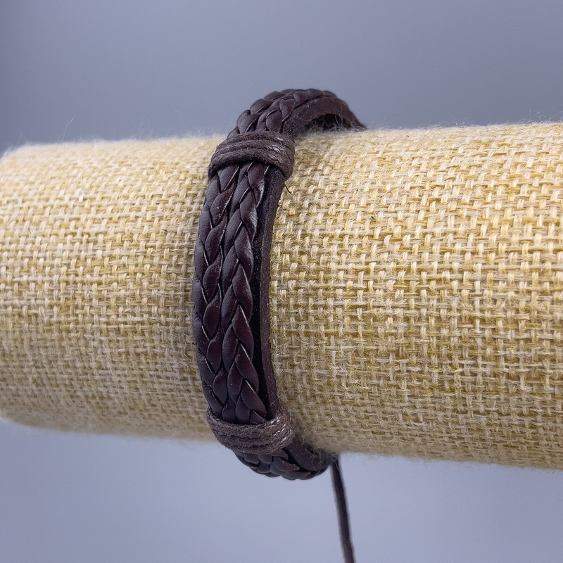 Brățară, lungime 18–25 cm, grosime 12 mm, piele ecologică maro, închidere cu șnur reglabil