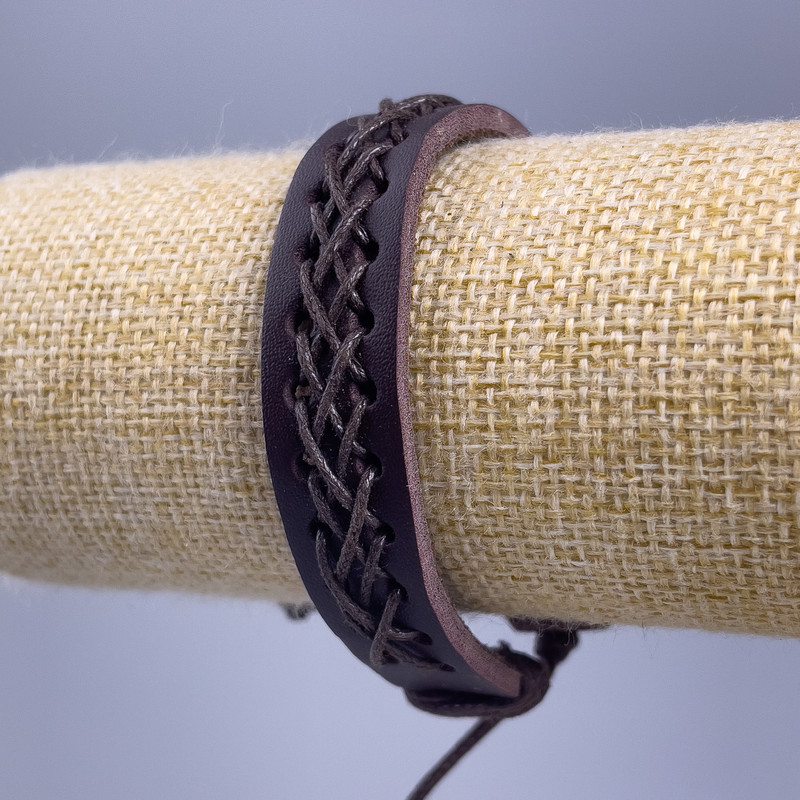 Brățară, lungime 18-25 cm, grosime 14 mm, piele ecologică maro, cu închidere reglabilă