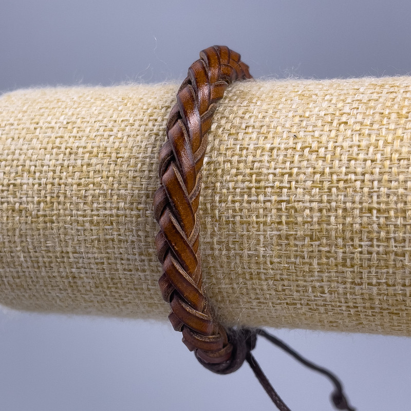 Brățară, lungime 18–25 cm, grosime 7 mm, piele ecologică, culoare maro deschis, cu închidere reglabilă