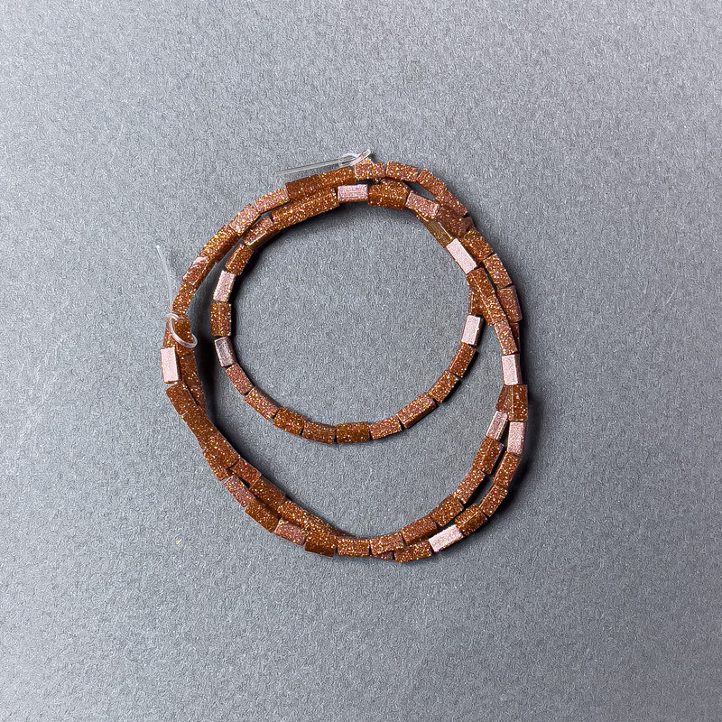 Mărgele din aventurin "Nisip auriu" rectangulare, diametrul 2x4 mm, lungime aproximativă 38 cm, pe fir