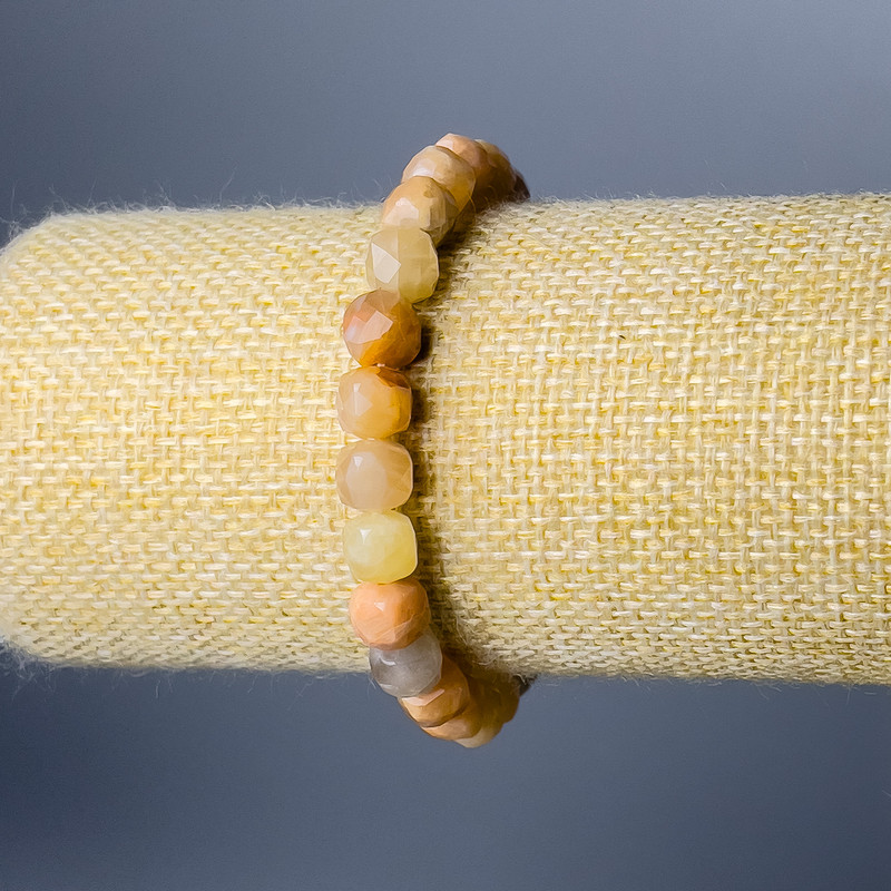 Brățară din selenit natural, piatră tăiată sub formă de cub, diametrul 7,5 mm (+/-), lungime 18 cm (elastic)