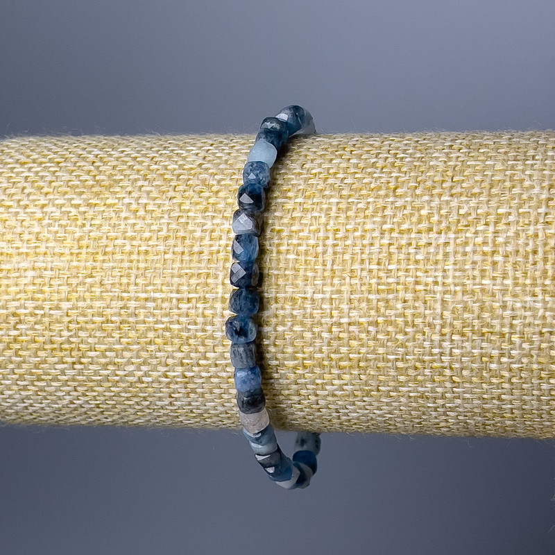 Brățară din cianit natural, piatră tăiată în cub, diametrul aproximativ 4,5 mm, lungime 18 cm (elastic)