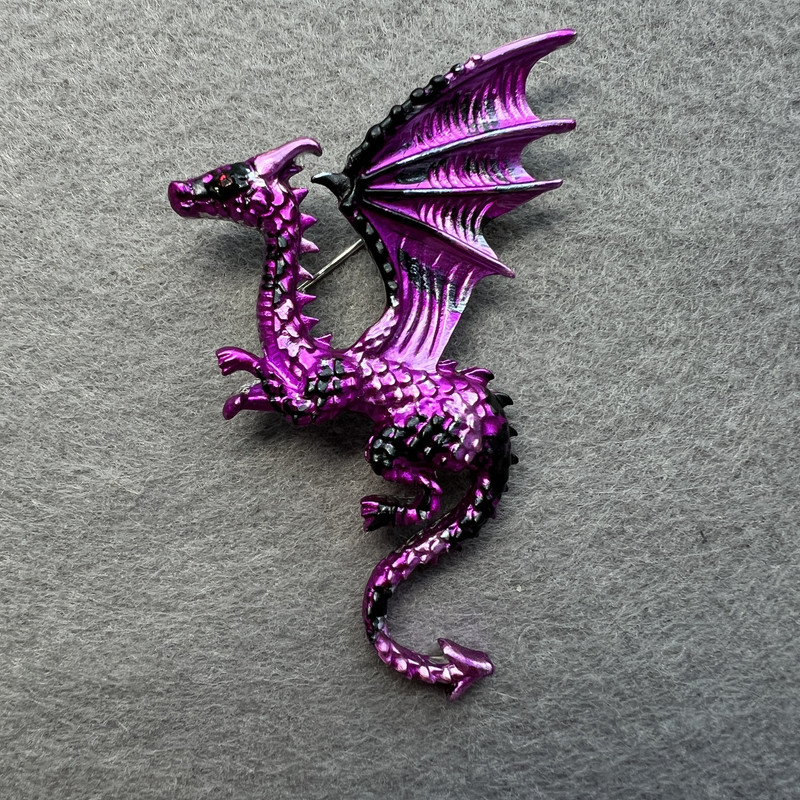 Broșă Dragon – email mat roșu zmeură și negru, metal argintiu, 42×66 mm
