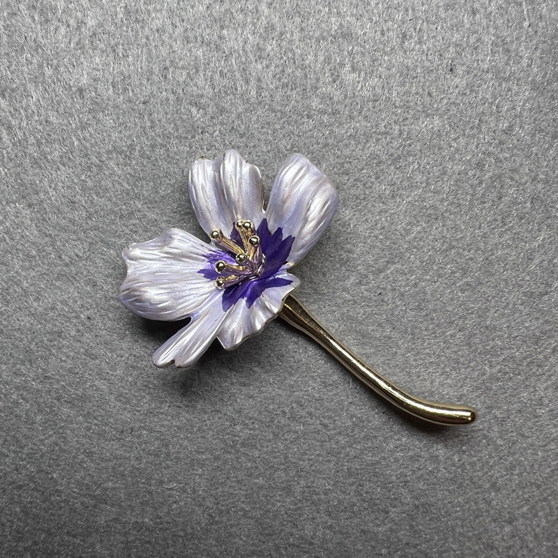 Broșă cu floare cosmea, email albastru, metal auriu 34x52 mm
