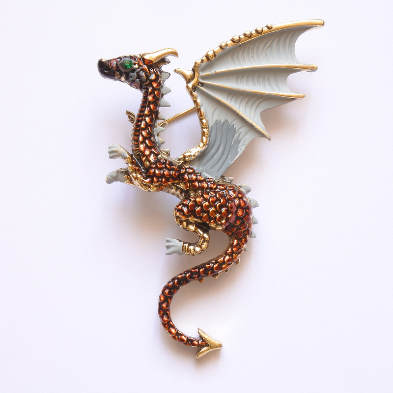 Broșă Dragon gri și email bronzat pe metal auriu, 42×66 mm