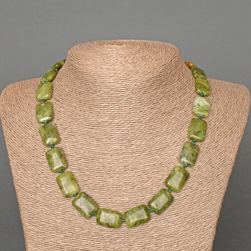 Colier din jadeit, piatră naturală, formă dreptunghiulară, dimensiuni aproximativ 13×18 mm, lungime 48 cm